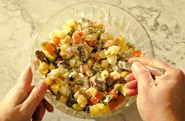 Mixing boeuf salad
